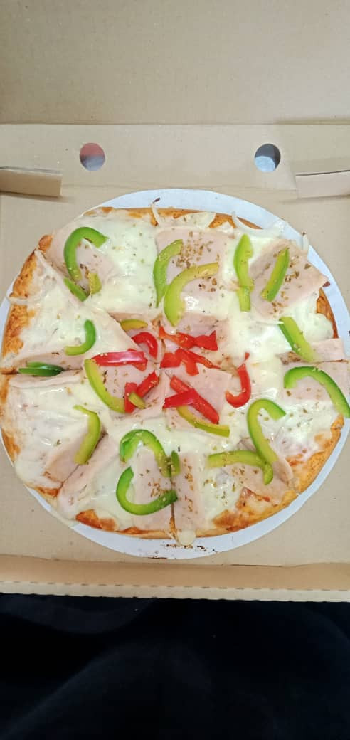 Regular 9 Inch (8 Slices) Chicken Loaf Pizza