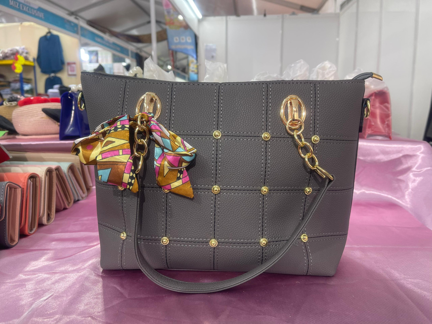 Gracile Hand Beg Premium