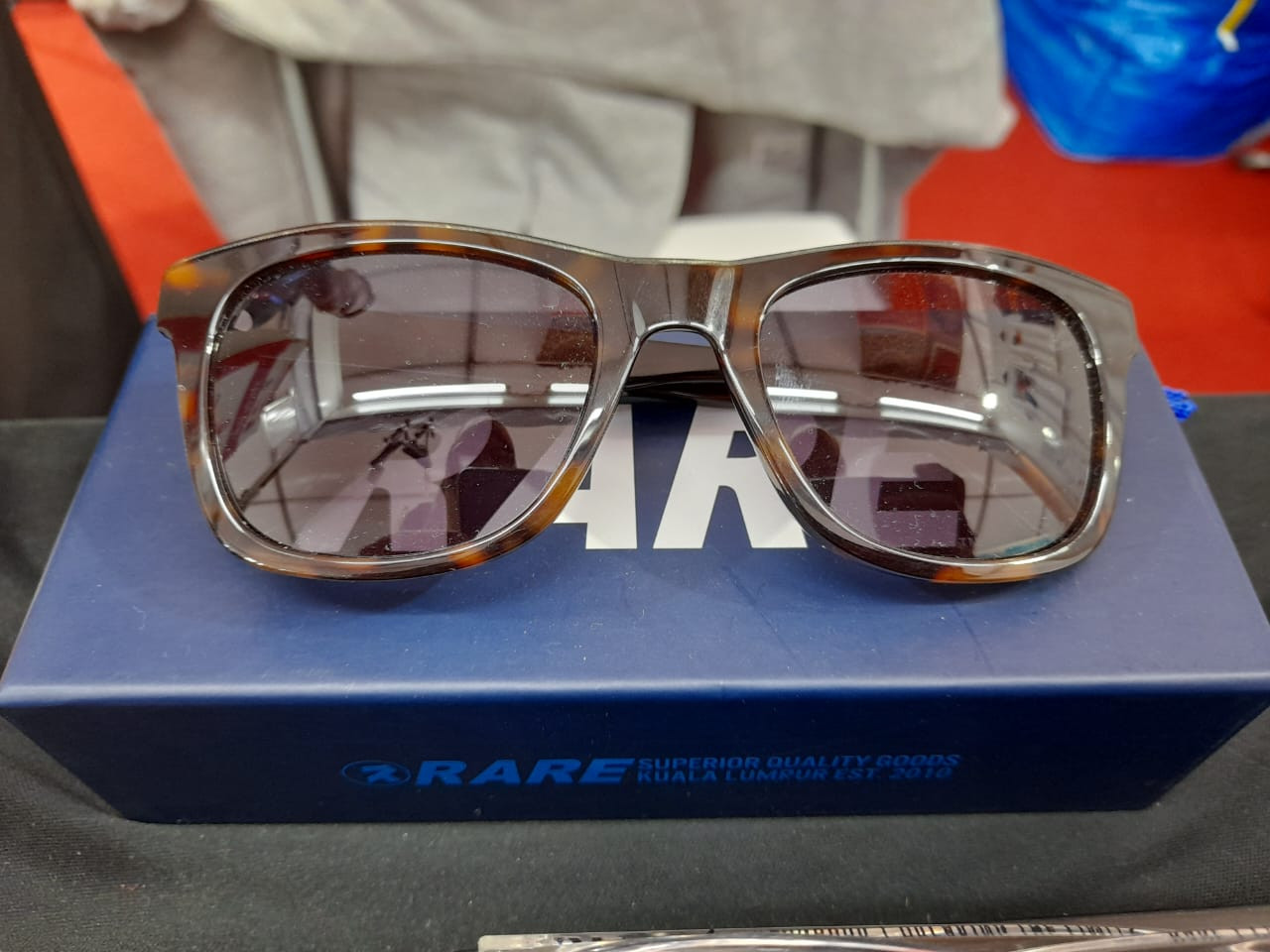 Signature Series Cermin Mata